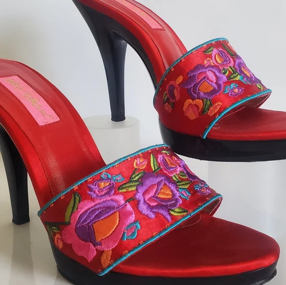 Betsey Johnson Janika Heels Mules Sandals Red Satin Embroidered Floral Size 7.5 - Picture 14 of 14